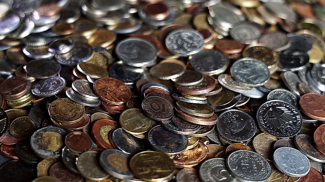 hromada drobných mincí